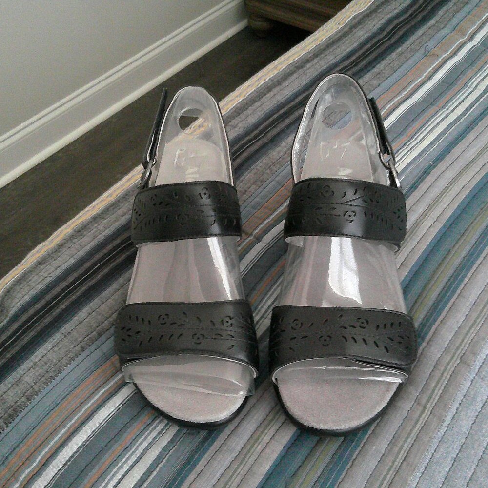 Alegria Black Romi Style Sandals with leaf cut outs New Size 40 Medium 9.5 or 10